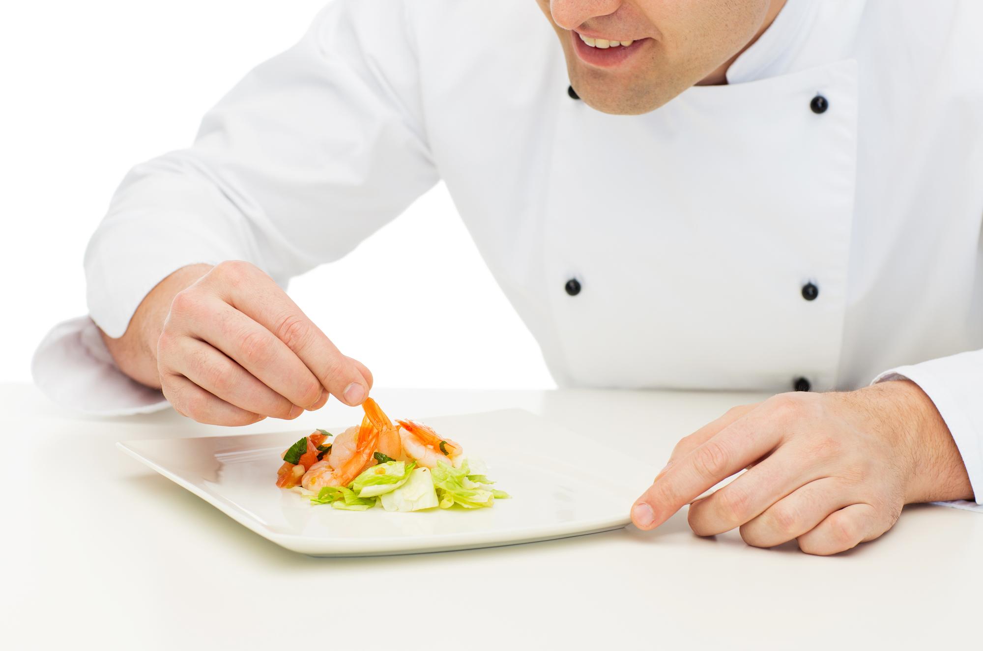 Chef preparando un plato en cocina luminosa